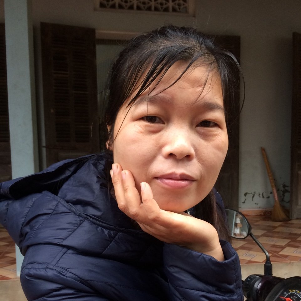 Chị Liên - chủ quán tạp hóa đường Hồng Mai